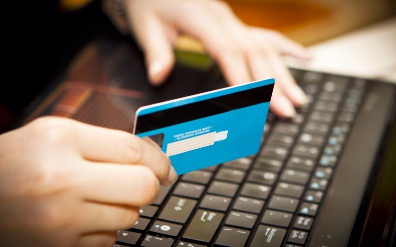 Россияне стали чаще оплачивать билеты в театр картой