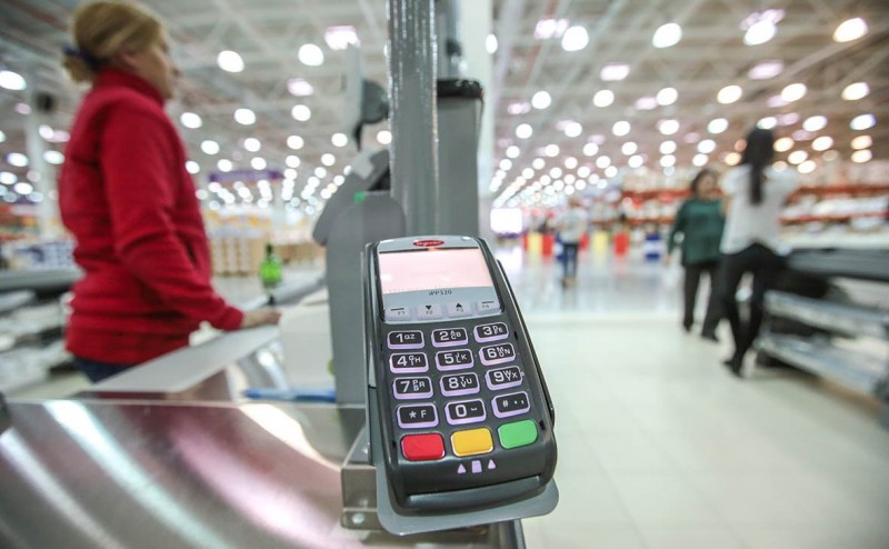 Россияне смогут снимать наличные с карт в супермаркетах Россияне смогут снимать наличные с карт в супермаркетах